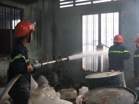 Trong một ngày, "bà hoả" liên tiếp liếm gọn một xưởng sơn, một nhà dân - 1 Cơ quan PCCC nhanh chóng đến dập tắt đám cháy