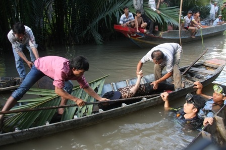 Thi thể 2 nữ sinh viên được lực lượng cứu hộ vớt trong chiều 18/6