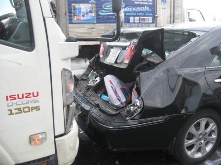 Vụ tai nạn làm xe ô tô bị hư hỏng nặng