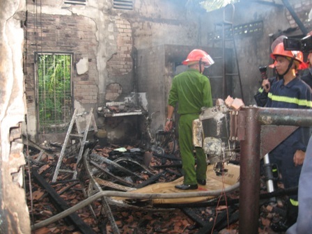 Trong một ngày, "bà hoả" liên tiếp liếm gọn một xưởng sơn, một nhà dân - 2 Hiện trường vụ cháy