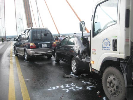 4 xe ô tô tông nhau liên hoàn trên cầu Rạch Miễu