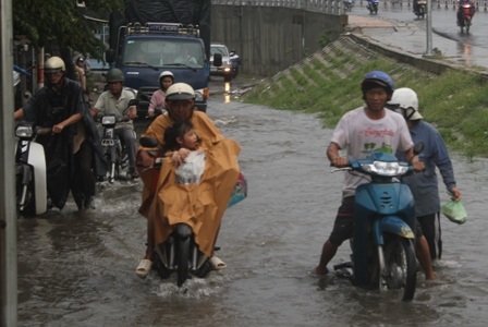 Một số xe hư hỏng phải dắt bộ