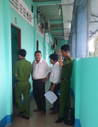 Phát hiện người đàn ông tử vong trong nhà nghỉ - 2 Cơ quan chức năng đang khám nghiệm hiện trường để điều tra nguyên nhân cái chết của ông Đ.