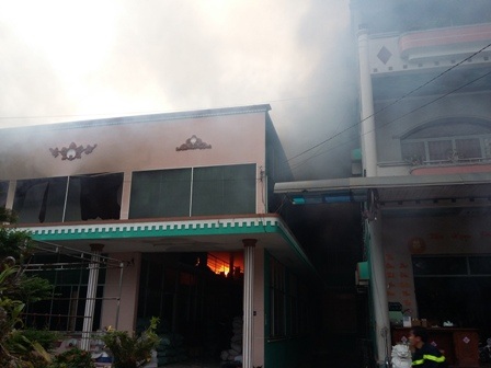 Cơ sở sản xuất tương ớt và gia vị cháy suốt 3 giờ - 1 Đám cháy bao trùm cơ sở sản xuất tương ớt suốt 3 giờ liền