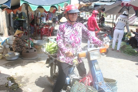 Chiếc xe cà tàng vừa là phương tiện mưu sinh vừa đi học của bà Hoa