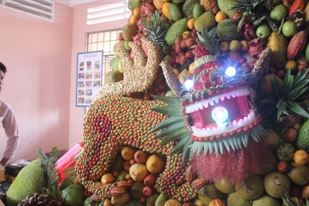 Bốn linh vật Long, Lân, Quy, Phụng trong mâm trái cây.