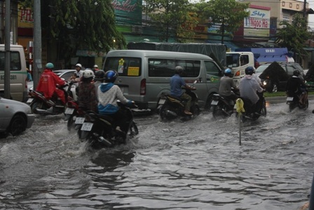 Đường bị ngập, có hố sâu nên người dân tự dựng biển tạm cảnh báo