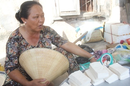 Bà Hoàng kể chuyện giúp bán hàng khi bà Hoa bận đi học