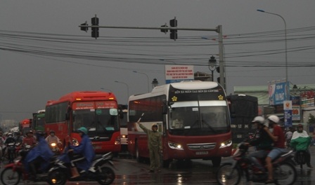 Cảnh sát giao thông phải mặc áo mưa điều tiết giao thông ở nút giao đường 3 tháng 2 và 91B