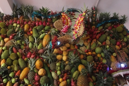 Bốn linh vật Long, Lân, Quy, Phụng trong mâm trái cây.