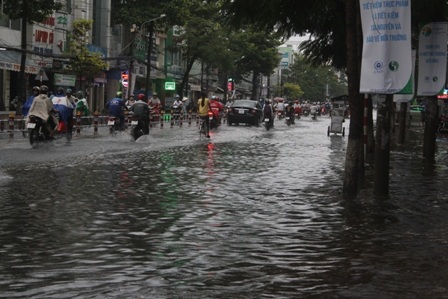 Một số tuyến đường trong nội ô bị ngập nặng
