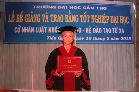 Bà Hoa hôm nhận bằng Cử nhân Luật