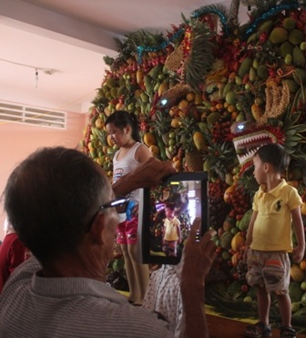 Nhiều du khách đến tham quan, chụp ảnh bên mâm trái cây khủng