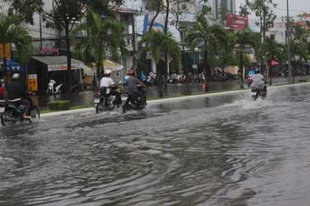 Một số tuyến đường trong nội ô bị ngập nặng