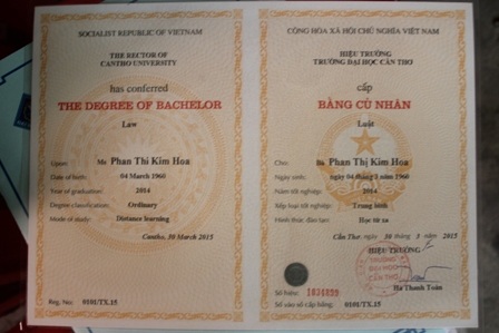 Tấm bằng Cử nhân Luật của bà Hoa sau 4 năm miệt mài học tập