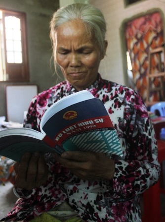 Bà Hoa học Cử nhân Luật để đòi công bằng cho đứa em trai