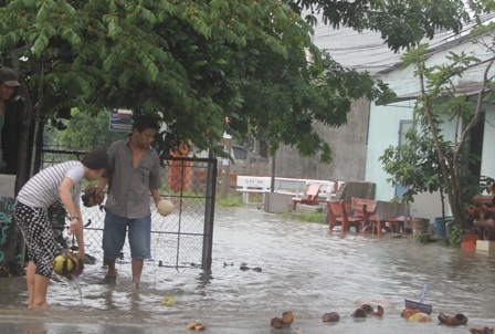 Người dân dọn dẹp rác, khai thông cống rãnh sau trận mưa lớn