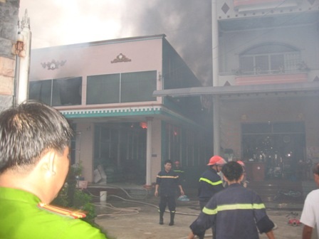 Lực lượng chữa cháy chuyên nghiệp được huy động để dập tắt đám cháy