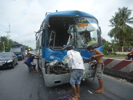 Tai nạn liên hoàn, tài xế kẹt trong xe may mắn thoát chết