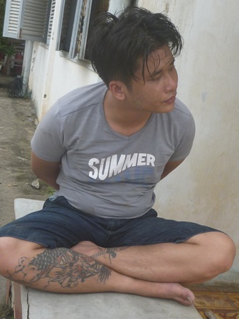 Nam thanh niên nghi ngáo đá quậy tưng trên Quốc lộ 1A được đưa về trụ sở công an