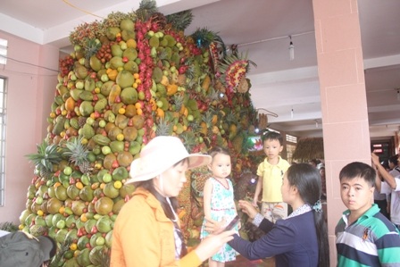 Nhiều du khách rất thích chụp ảnh với mâm trái cây nặng 3,5 tấn