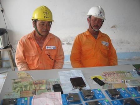 Hai đối tượng cùng tang vật tại cơ quan công an