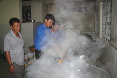 Bếp trưởng Phong hướng dẫn các tình nguyện viên chế biến thức ăn.