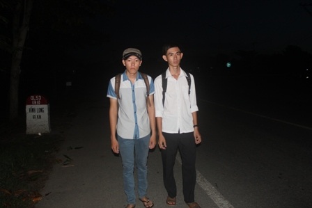 Mới tờ mờ sáng, Duy và người bạn đã tranh thủ đi bộ đến địa điểm thi