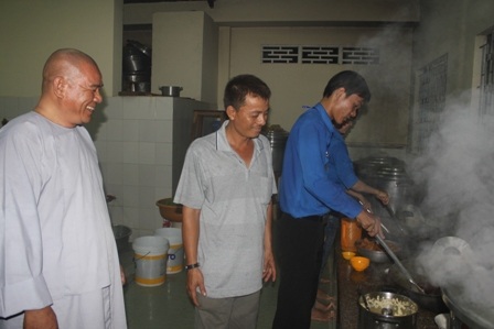 Bếp ăn của nhà chùa đỏ lửa suốt đêm để phục vụ các sĩ tử trong suốt kỳ thi