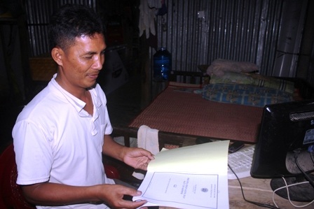 Vừa làm bảo vệ, anh Vàng vẫn miệt mài học tập để thỏa ước mơ của mình.