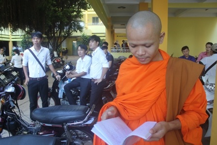 Sư Lợi tranh thủ ôn bài trước khi thi môn đầu tiên