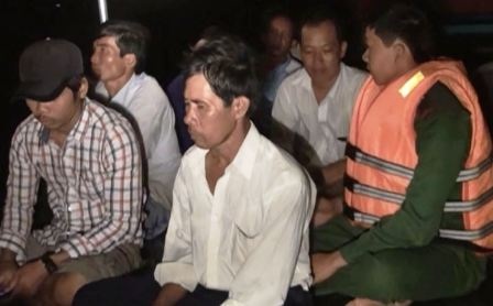 13 ngư dân được lực lượng cứu hộ đưa vào bờ an toàn 