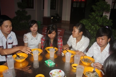 Mới hơn 5 h sáng các thí sinh ở chùa Phật Quang ăn sáng để chuẩn bị đi thi