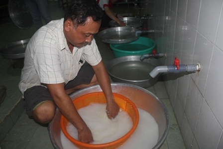 Vo gạo lúc nửa đêm để nấu cơm.