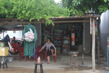 Ban ngày anh Vàng phụ vợ bán tạp hóa, tối làm bảo vệ.