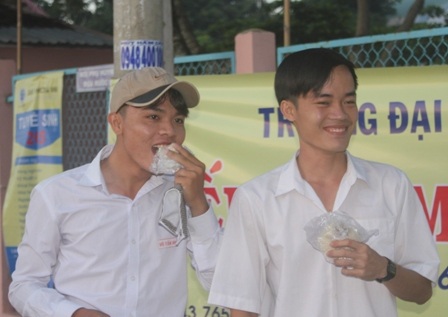 Mới hơn 5 h sáng các thí sinh ở chùa Phật Quang ăn sáng để chuẩn bị đi thi