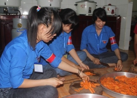 Các tình nguyện viên chia thành từng nhóm nhỏ để làm việc suốt đêm