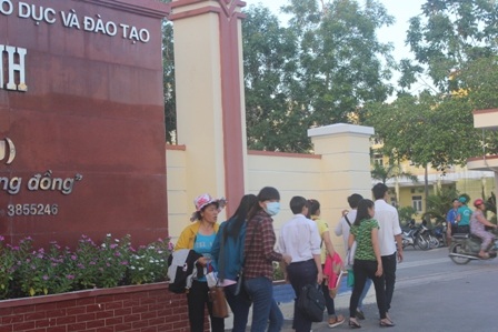 Các thí sinh đến điểm thi số 15 (Trường Đại học Trà Vinh) từ lúc sáng sớm