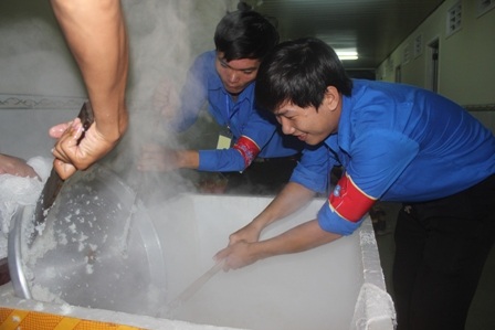 Các tình nguyện viên chia thành từng nhóm nhỏ để làm việc suốt đêm