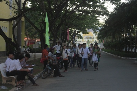 Các thí sinh đến điểm thi số 15 (Trường Đại học Trà Vinh) từ lúc sáng sớm