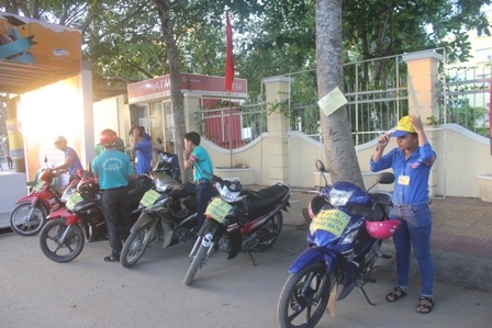 Từ sáng sớm đội xe ôm miễn phí đã sẵn sàng đưa rước thí sinh. (Ảnh: Minh Giang)