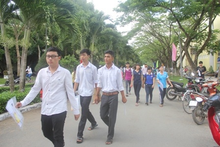 Các thí sinh dự thi tại khu I, Trường Đại học Trà Vinh. (Ảnh: Minh Giang)