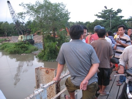 Một số người hiếu kỳ đến hiện trường xem vụ việc