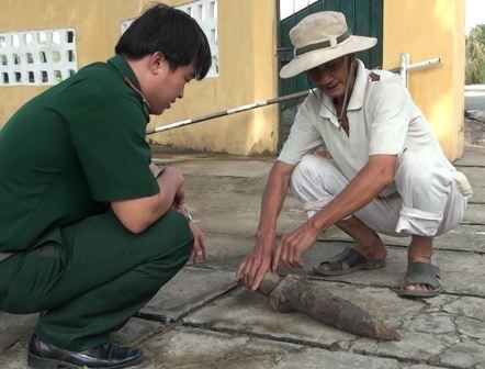 Đầu đạn nặng 6kg được ông Tiếu bàn giao cho cơ quan chức năng để xử lý