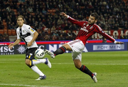 Milan nối dài chiến thắng trước Parma - 4