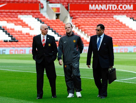 MU cầu viện “huyền thoại sống” Charlton dạy bảo Rooney  - 1