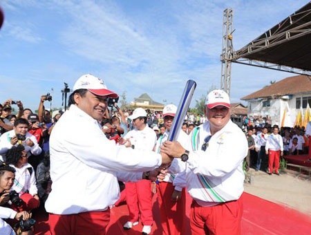 Ngọn đuốc SEA Games 26 đã tới Palembang - 1 Ngọn đuốc SEA Games 26 đã tới Palembang - 1