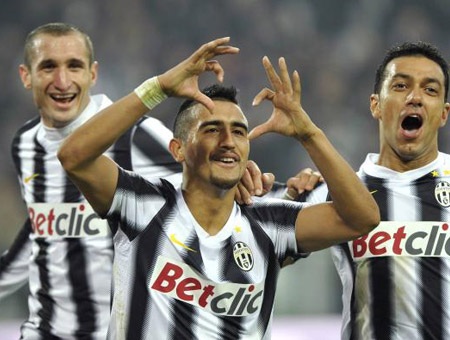 Juventus giành lại ngôi đầu bảng từ tay AC Milan - 1