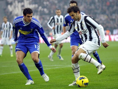 Juventus giành lại ngôi đầu bảng từ tay AC Milan - 2