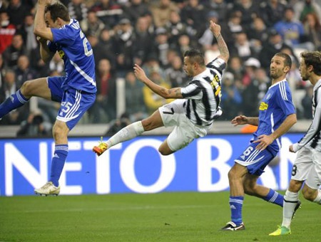 Juventus giành lại ngôi đầu bảng từ tay AC Milan - 3